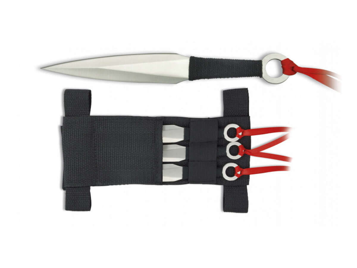 Couteau de lancer avec ruban (x3) avec trois lames en acier noir et étui en tissu noir.