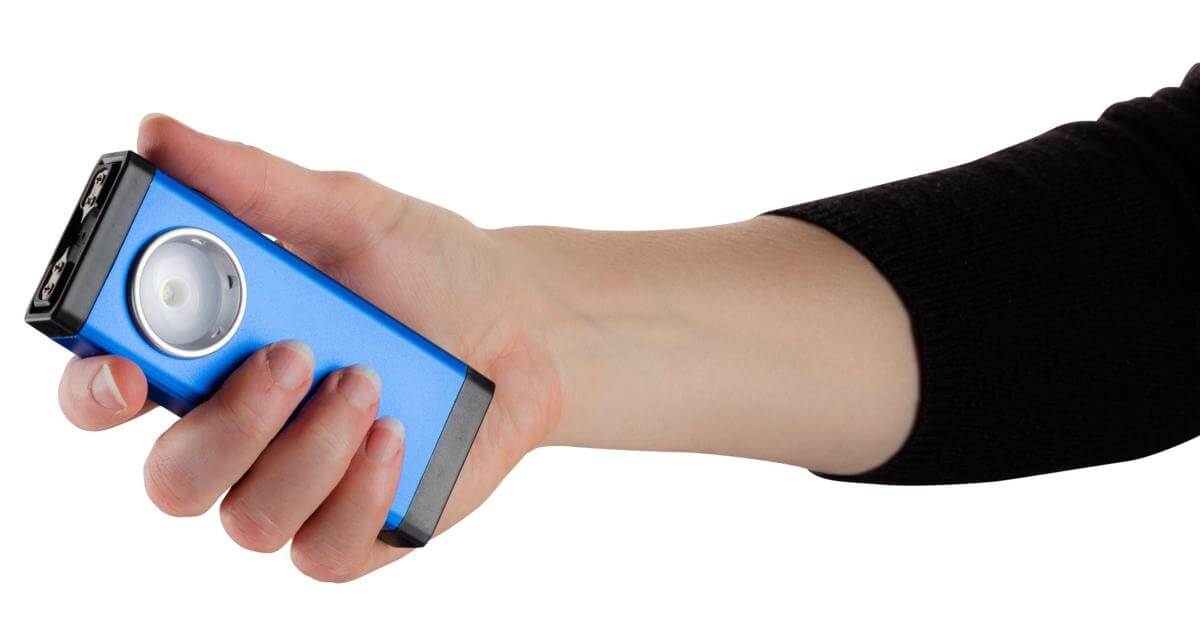 Shocker Lampe de Poche Vintage Bleue 500K Volts 200 Lumens USB + CLIP tenue en main