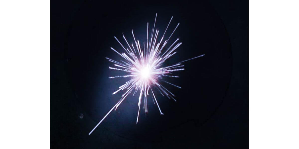 Kvintor Fantom Plombs Explosifs 4.5mm 0.25g Boîte de 50 projetant un effet visuel et sonore.