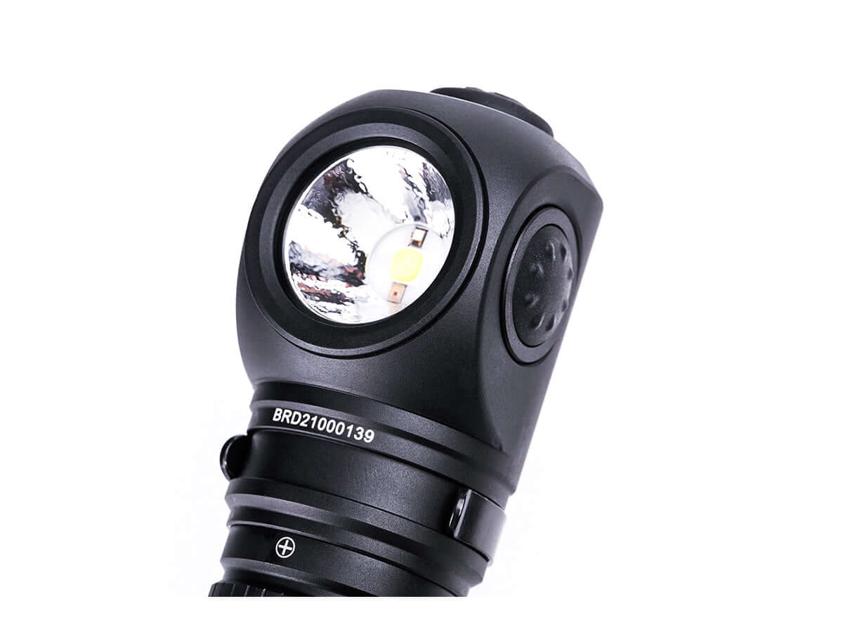 Nextorch P10 Lampe de poche coudée LED 1400lm vue rapprochée de la tête de la lampe.