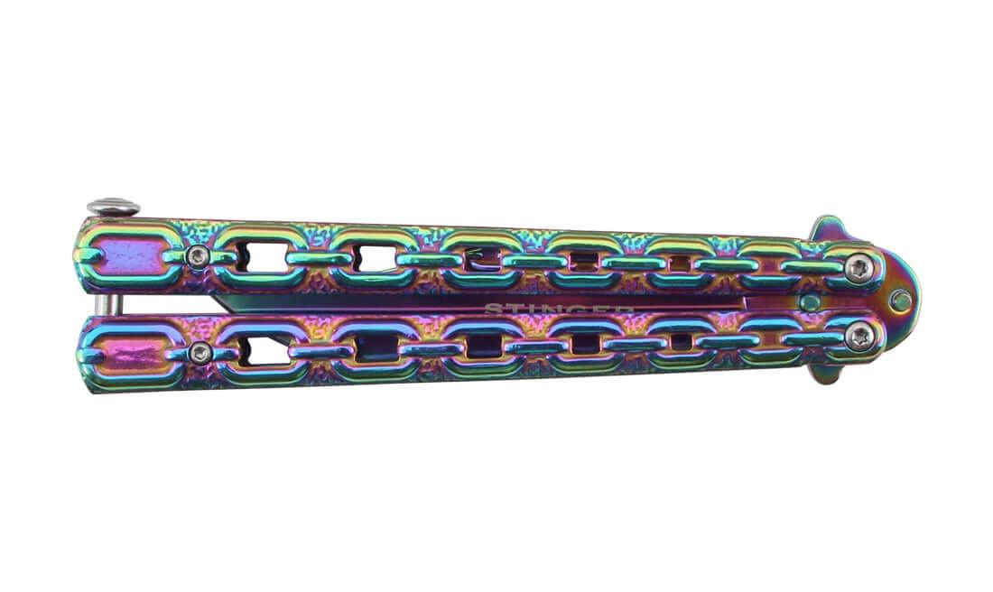 Couteau papillon plié finition anodisée arc-en-ciel, manche à motif chaîne, vue rapprochée