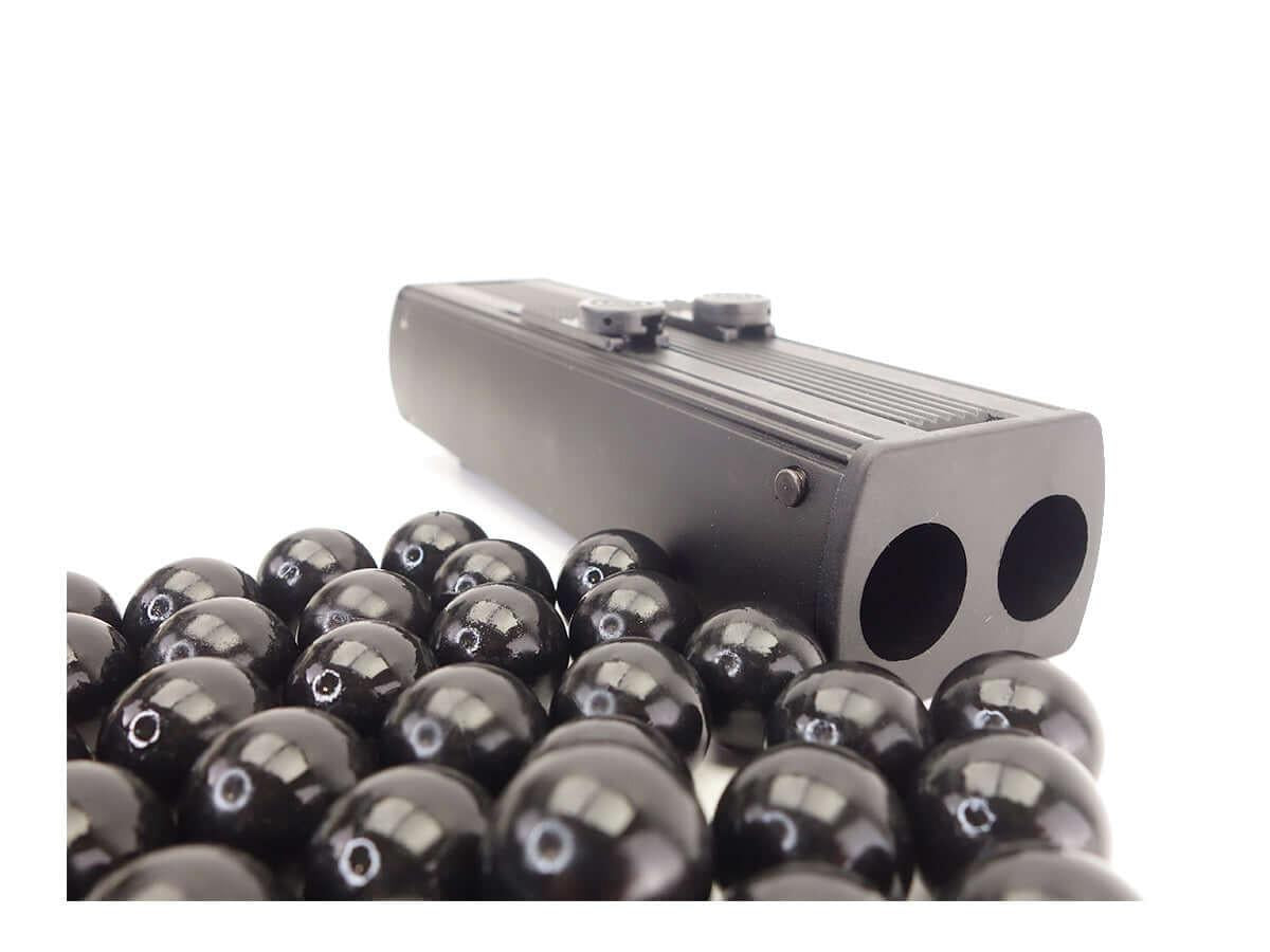 Pistolet de défense CO2 calibre 68 noir avec billes de protection, vue de près