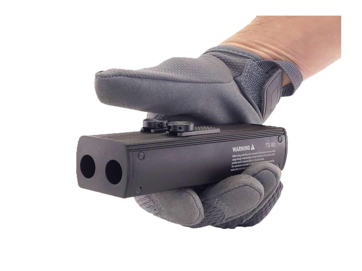 Pistolet de défense Thunder Stick TS50 cal .50 CO2 noir tenu en main avec gant