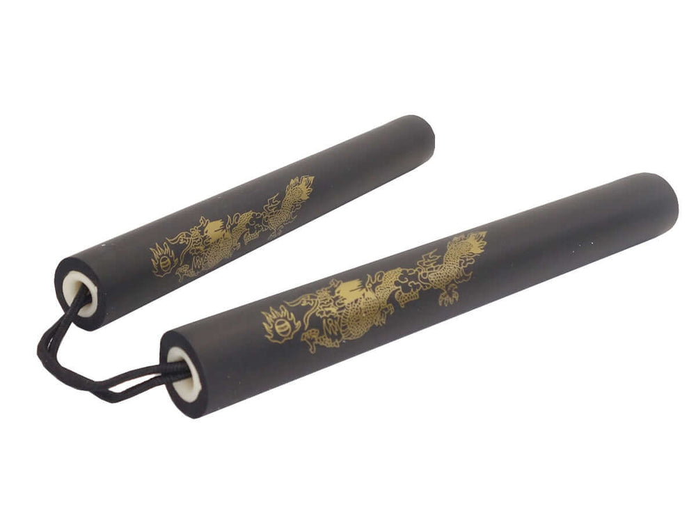 Nunchaku Mousse Noir 29cm dia. 3.1cm Corde 13cm avec décoration dorée sur les poignées.