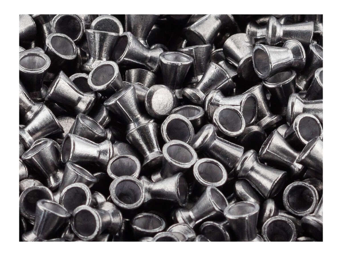 BLACKOPS Plombs plats 4.5mm(.177) (x500) - Gros plan sur les plombs en métal.
