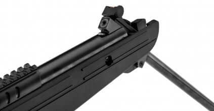 BLACKOPS Quantico Carabine V2 4.5mm(.177) Noir 19.9J + Lunette 4x32 vue de près de la culasse et du support.