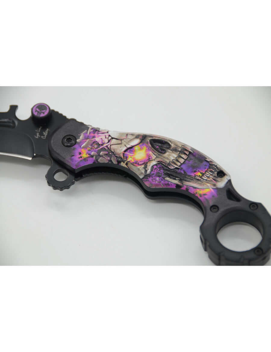 Couteau Ouv.Assistée Karambit tête de mort Supernova Lame 6cm - Détail du manche décoré avec motif tête de mort.