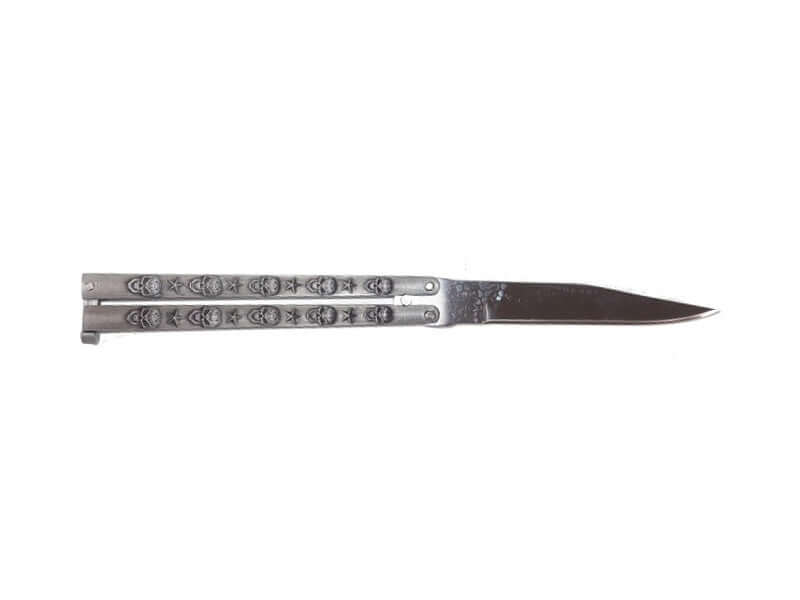 Couteau papillon ajouré gris lame 7 cm avec un design décoratif et un manche en métal ajouré.