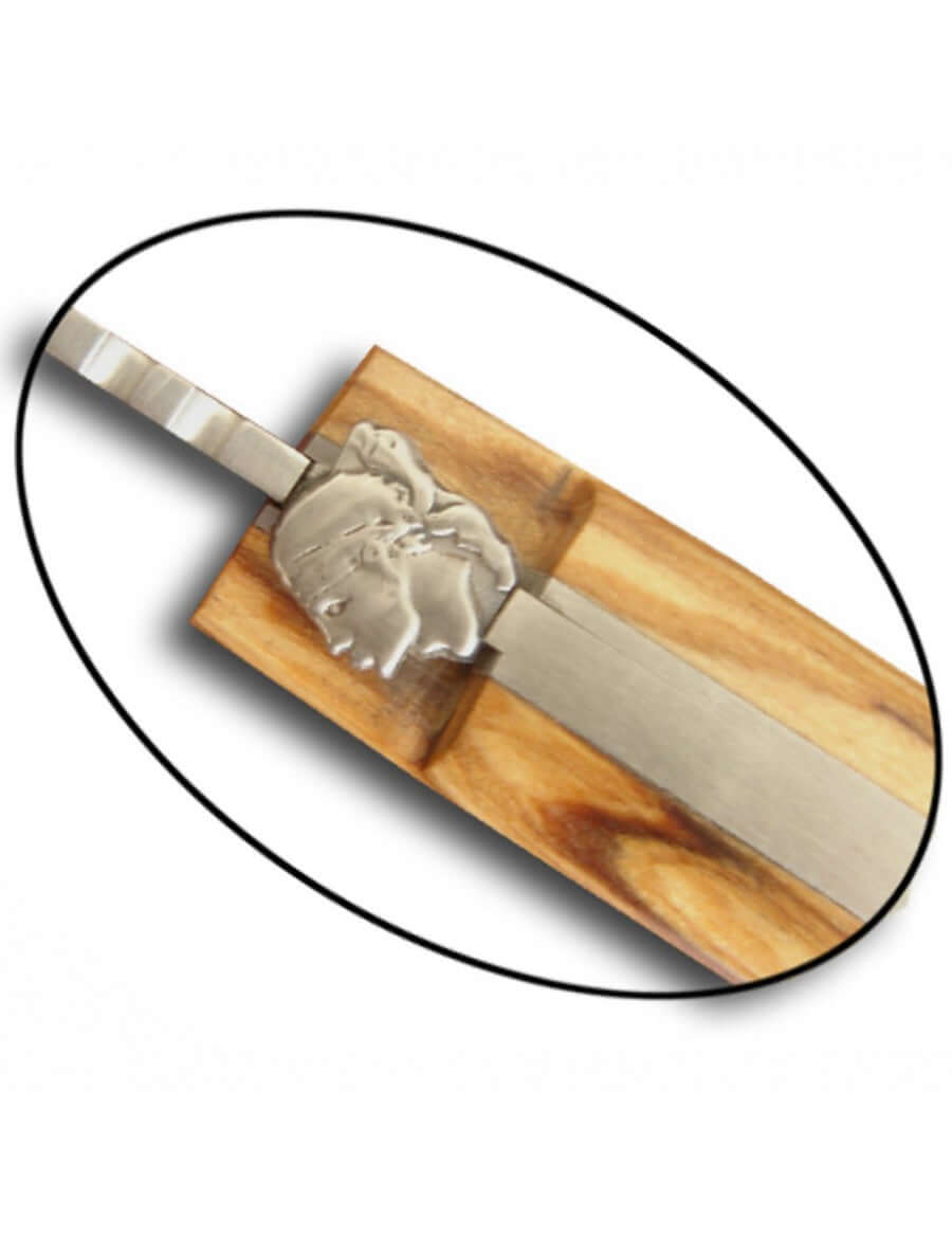 Couteau pliant bois Corse Lame 8cm sur planche en bois naturel avec détail en métal.