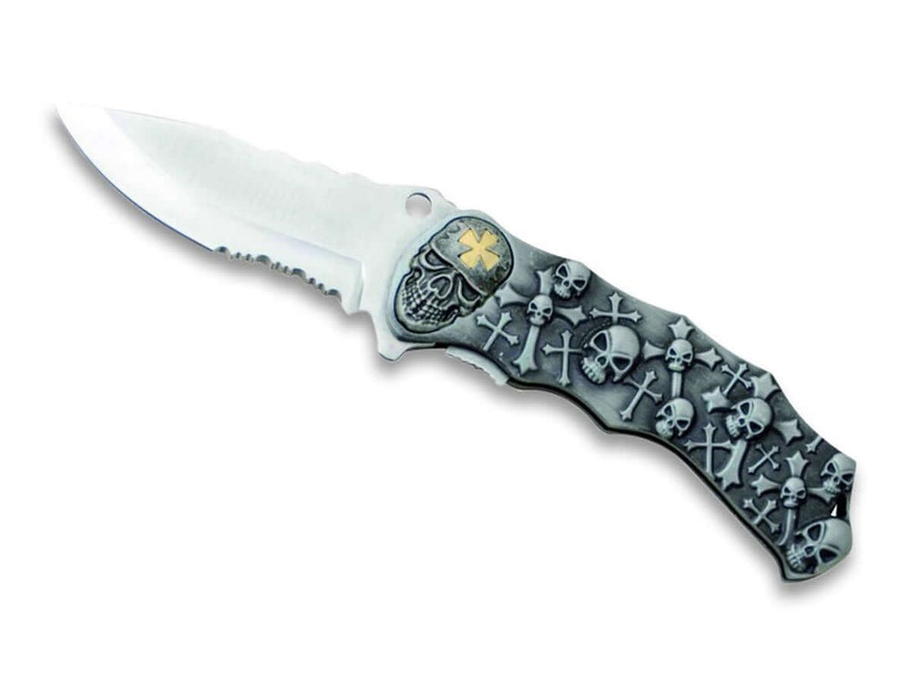 Couteau pliant têtes de mort et croix lame 9cm avec manche décoré de têtes de mort et croix gothiques.