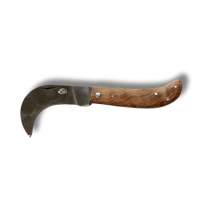 Couteau Serpette Lame 7cm avec lame recourbée et manche en bois ergonomique.