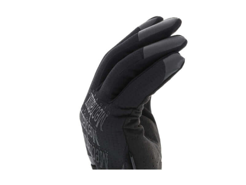 gants tactiques Mechanix FAST-FIT noir, zoom sur la main avec des gants en noir, offrant protection et dextérité.