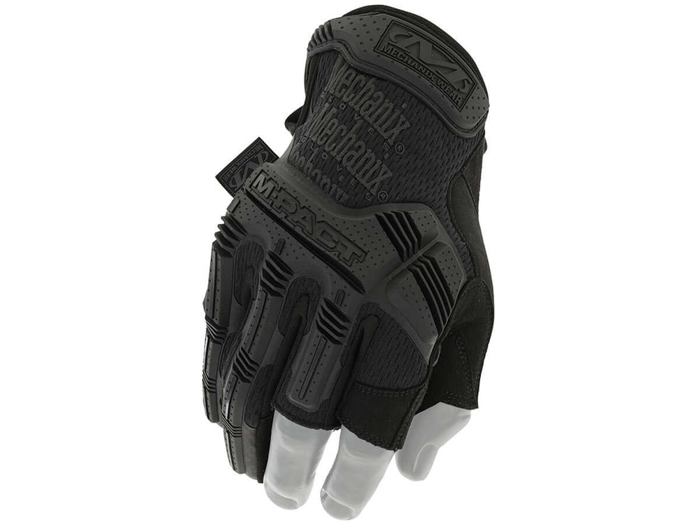 Mains avec les gants Mechanix Gants Trigger Finger Noir, offrant une protection contre le froid et des abrasions.