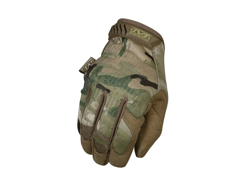 Mains gantées avec les Mechanix Gants Original en style camouflage, parfaits pour le confort et la polyvalence.