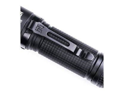 Nextorch P10 Lampe de poche coudée LED 1400lm avec clip rotatif et surface texturée pour une prise en main optimale