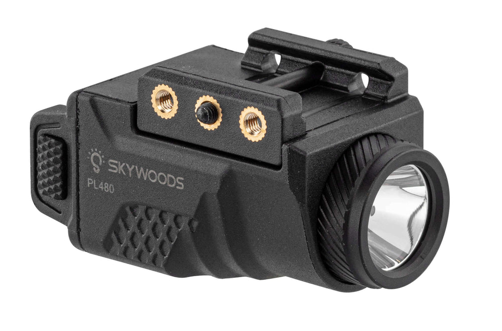 Skywoods Lampe tactique Ouragan 480 Lm IPX3 USB Magnétique vue de près avec lentille et connexion.