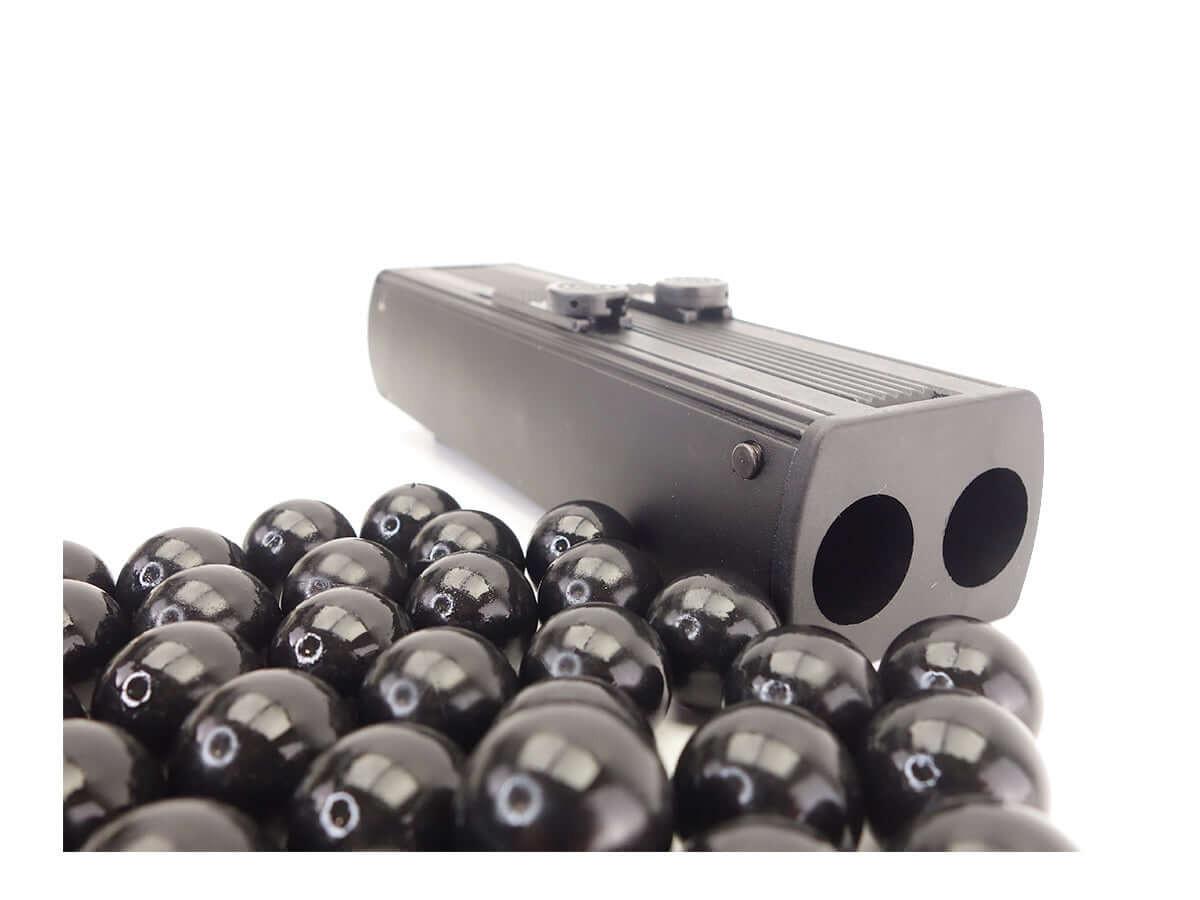 Pistolet de défense CO2 calibre 68 noir avec billes de protection, vue de près